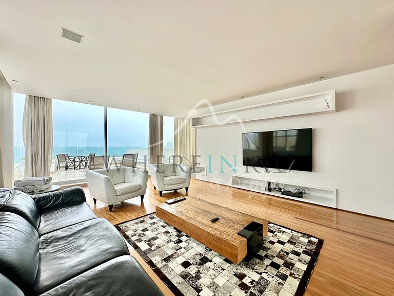 Luxurious vacation penthouse in Copacabana