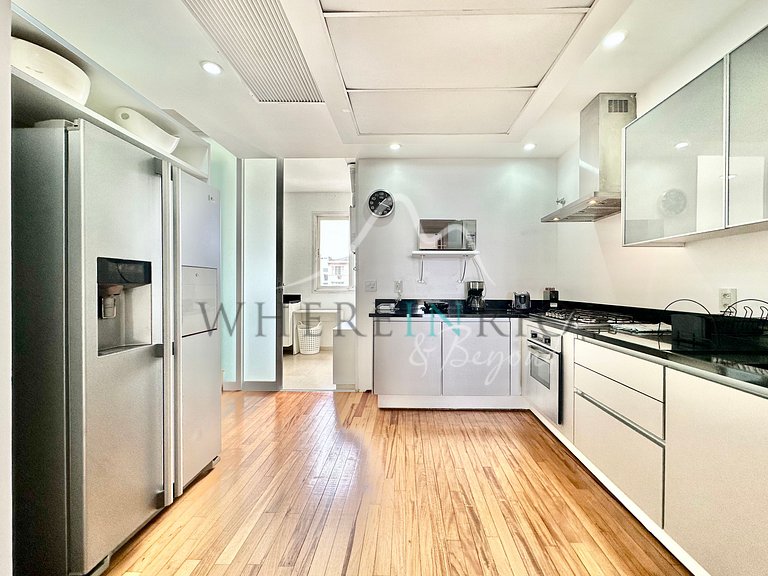 Luxurious vacation penthouse in Copacabana