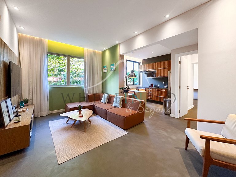 Renovated apartment just steps from Arpoador