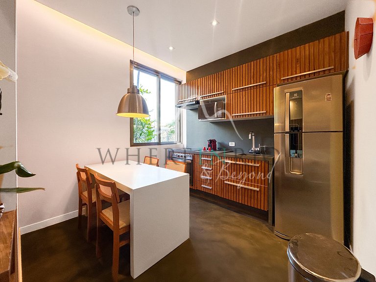 Renovated apartment just steps from Arpoador