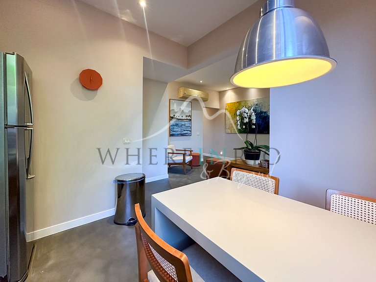 Renovated apartment just steps from Arpoador