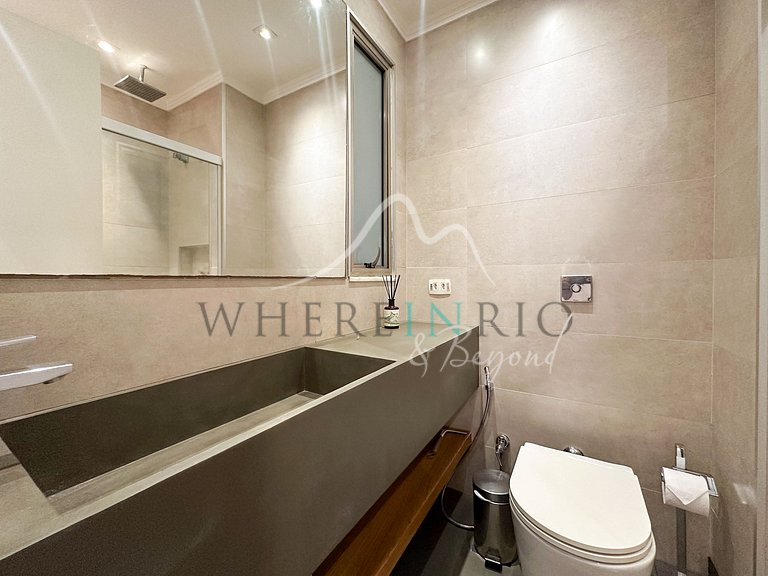Renovated apartment just steps from Arpoador