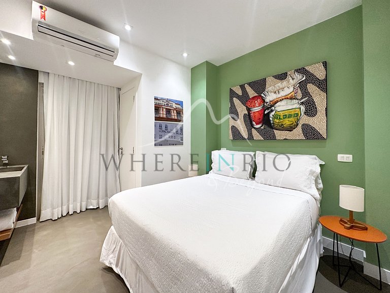 Renovated apartment just steps from Arpoador